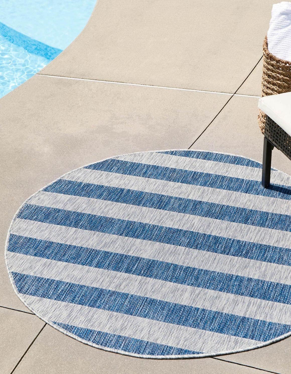 Outdoor Striped Collection Area Rug - Distressed Stripe (5' 3" Round Blue/Ivory)