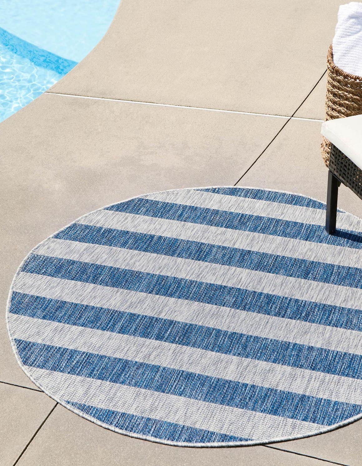 Outdoor Striped Collection Area Rug - Distressed Stripe (5' 3" Round Blue/Ivory)