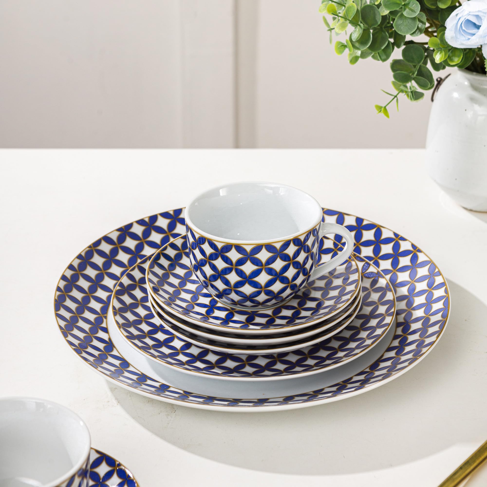 24 Piece Porcelain Dinnerware Set,Scratch Resistant Dishes Set