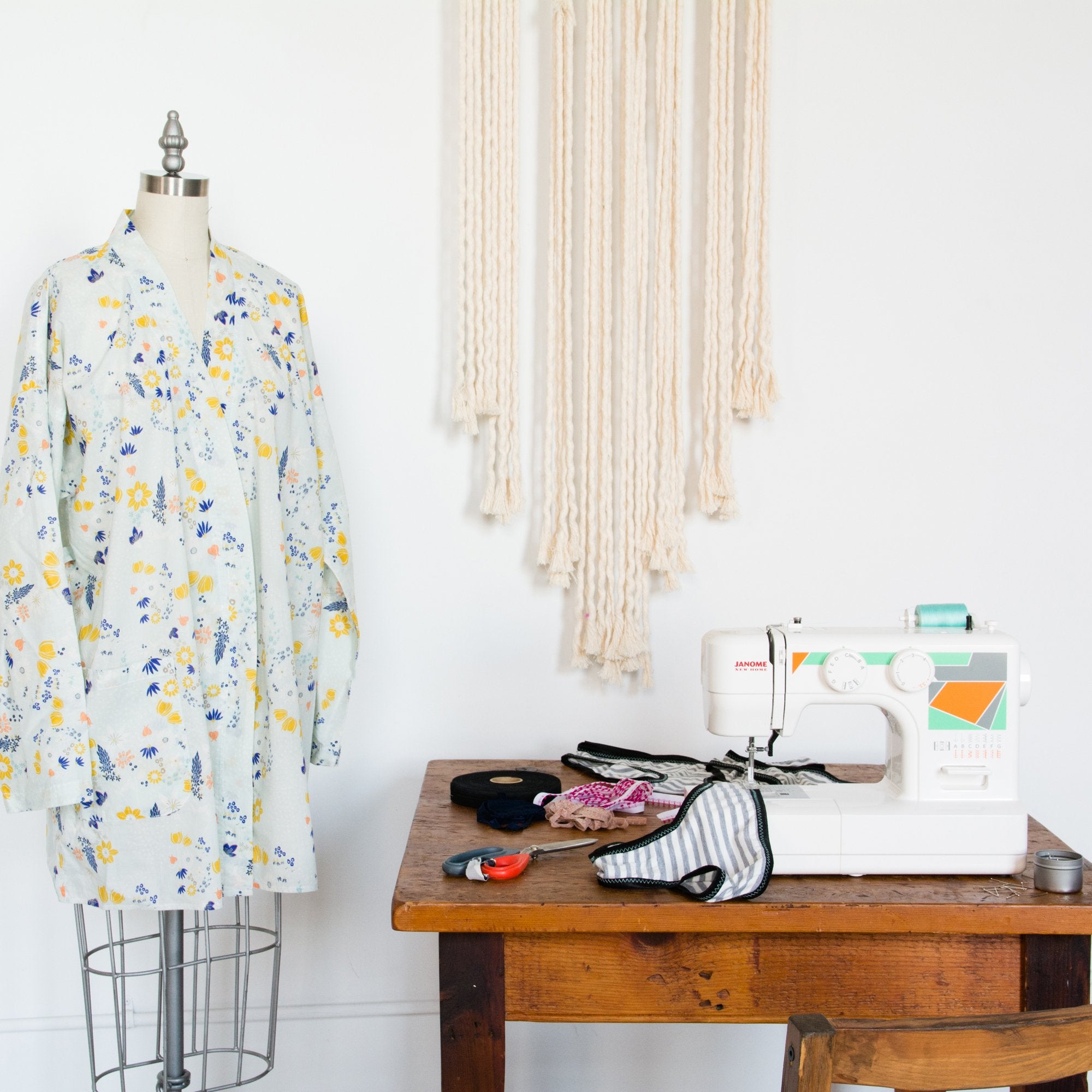 Sewing Machine with 15 Stitches, Adjustable Stitch Length and 5-Piece Feed Dogs